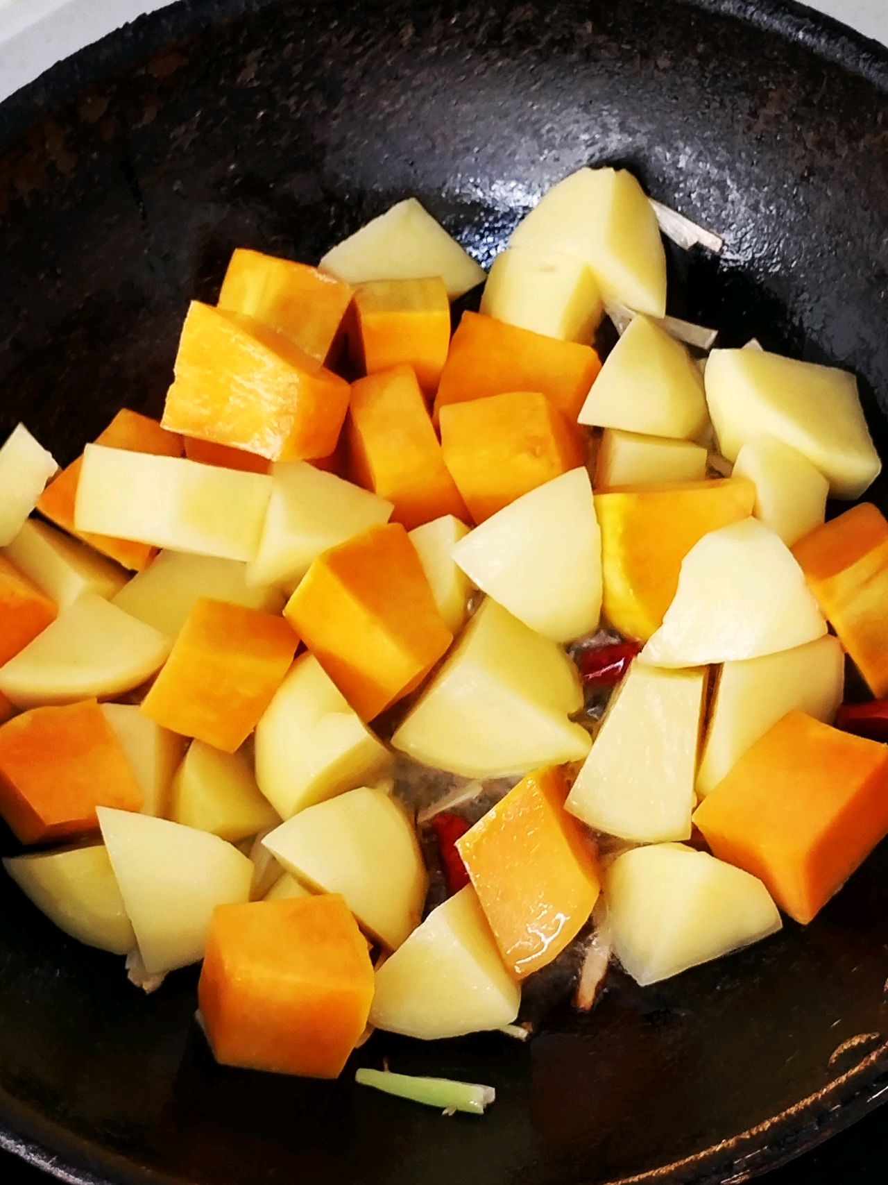 南瓜炖土豆,南瓜炖土豆的家常做法 - 美食杰南瓜炖土豆做法大全
