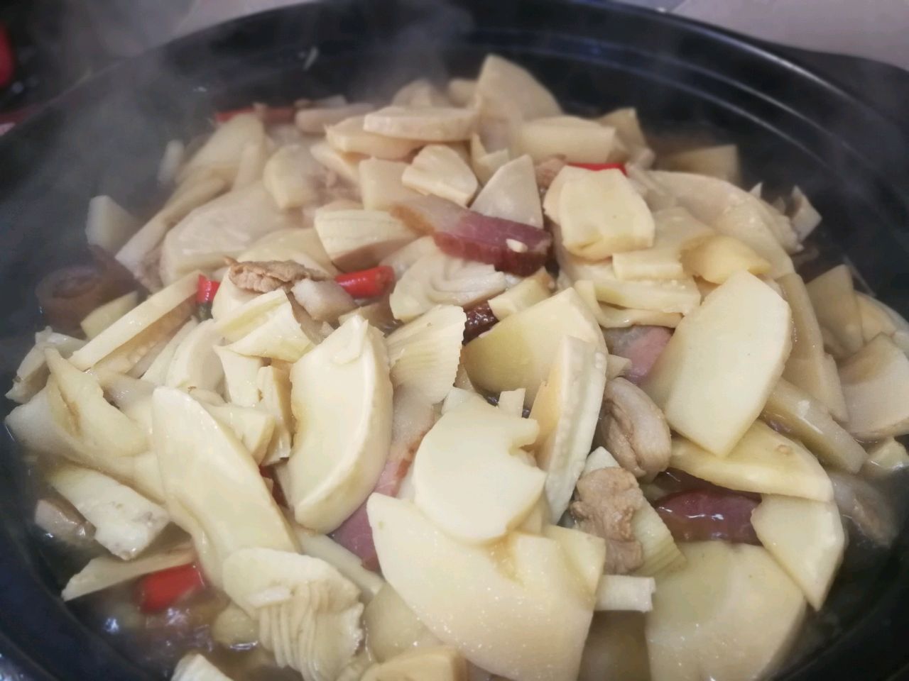 Stewed bacon with winter bamboo shoots