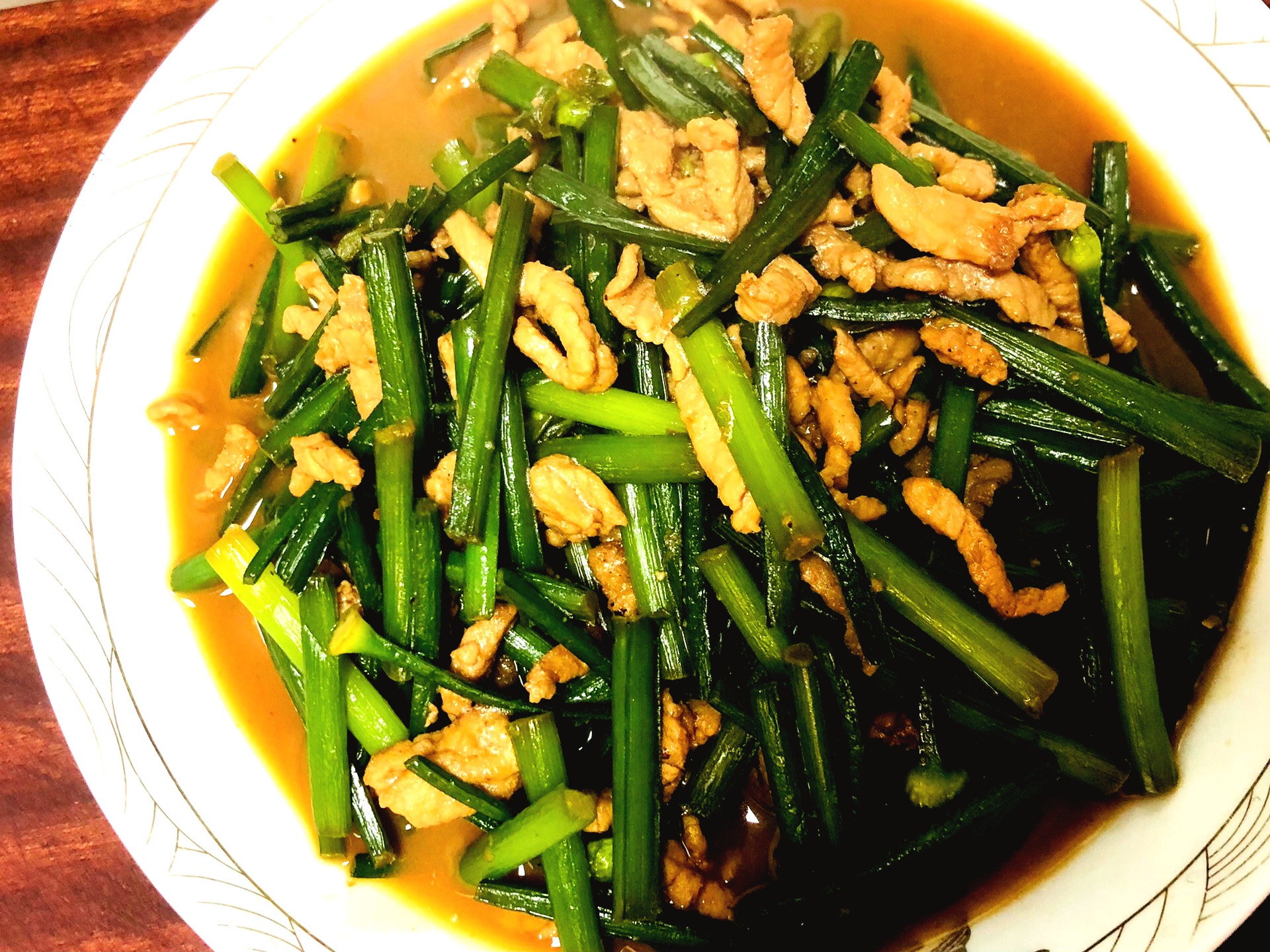 肉丝炒韭菜苔怎么做_肉丝炒韭菜苔的做法_张小厨厨房_豆果美食