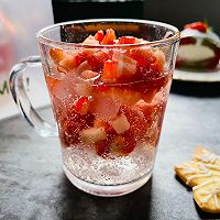 圣诞饮品，草莓雪碧益生菌的做法图解5