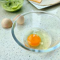优质蛋白质和脂肪的结合，孩子的营养快手好早餐—牛油果滑蛋卷的做法图解7