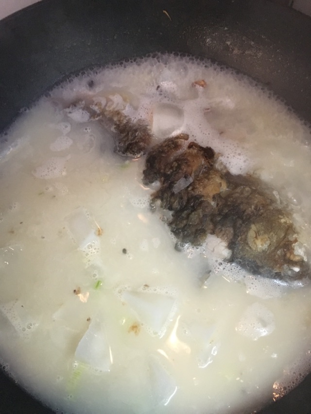 鲫鱼萝卜豆腐汤的做法图解7