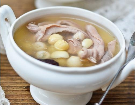 Pork tripe soup with lotus seeds and pepper