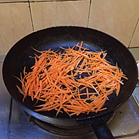 玉米豌豆胡萝卜黑米饭的做法图解1