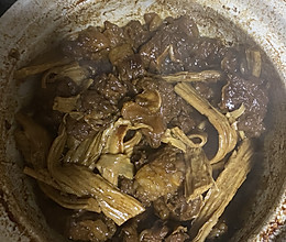 腐竹牛腩煲的做法