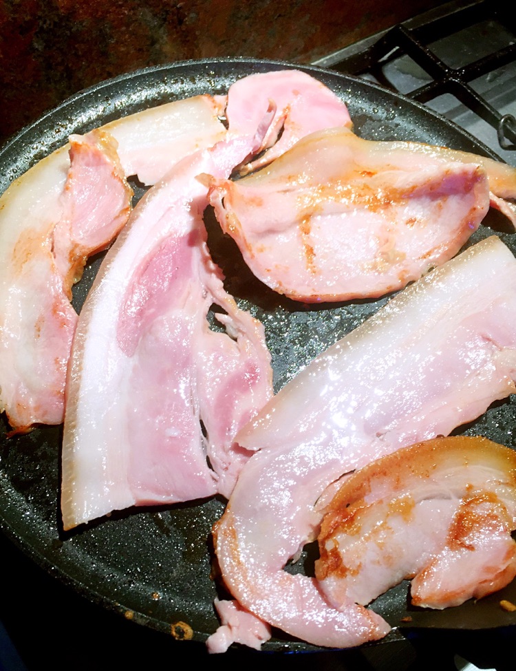快手早餐～蛋饼卷培根的做法图解3