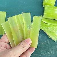 把莴笋做成吃不起的样子——凉拌莴笋的做法图解2