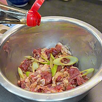 干香软嫩焦香感十足的 干蒸孜然羊肉的做法图解2
