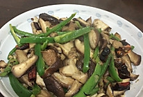 蘑菇炒青椒的做法