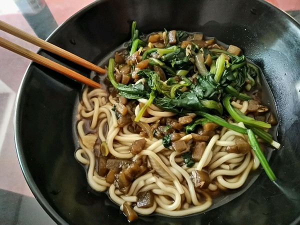 起锅热水煮面条至熟,浇上卤子即可!