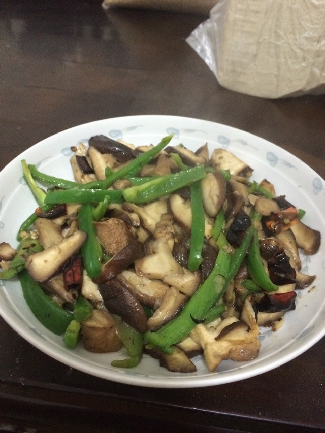 蘑菇炒青椒的做法