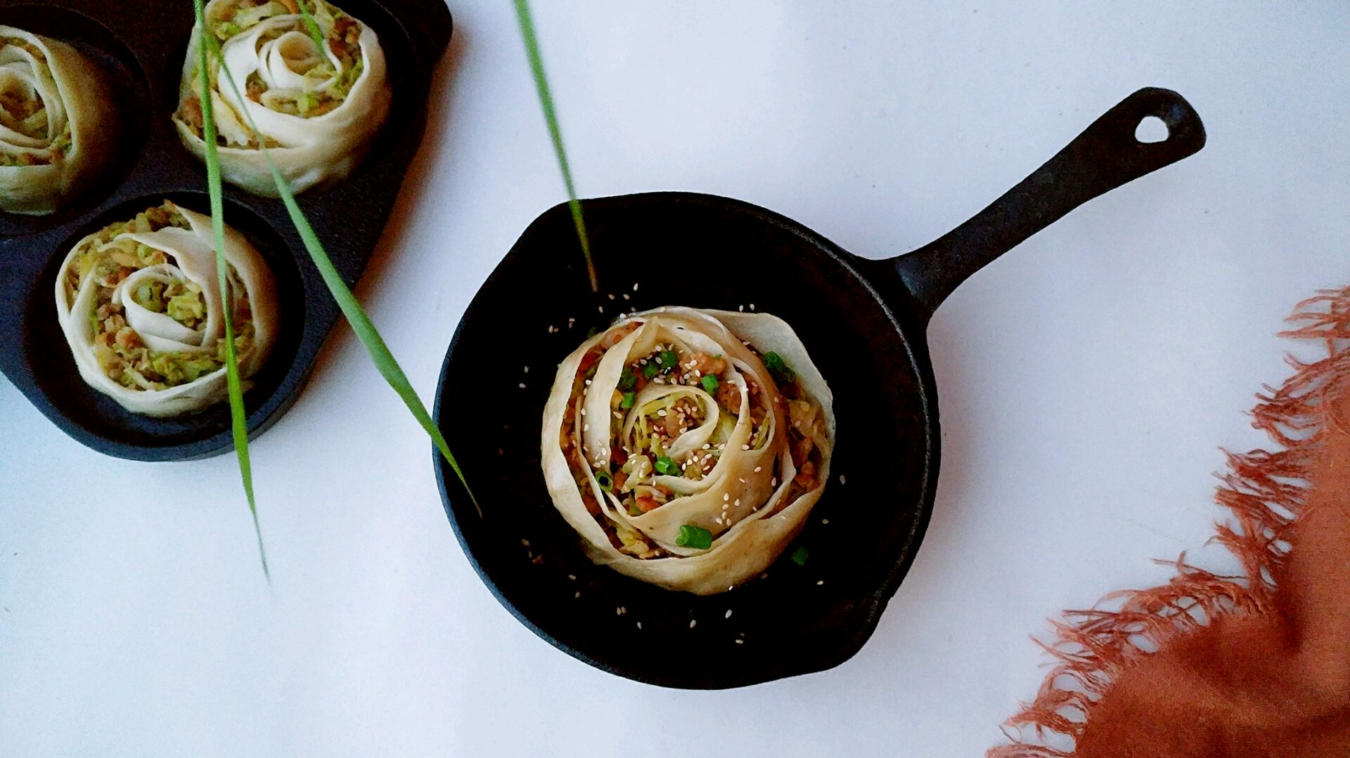 Heart roll with ginger and meat sauce