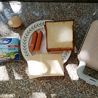 #肉食者联盟#脆皮肠芝士煎蛋三明治的做法图解1