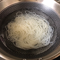 #我要上首焦#骨汤米线的做法图解4
