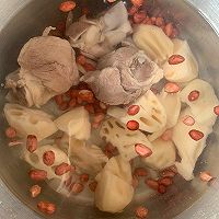 立秋的第一锅花生莲藕排骨汤的做法图解4