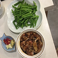 豆角炒鸡腿肉的做法图解2