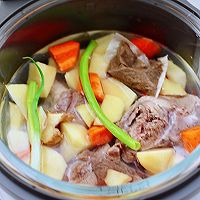 #我们约饭吧#筒骨土豆汤的做法图解6