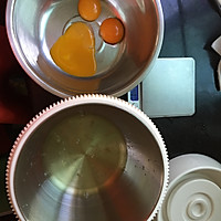 美味戚风蛋糕卷的做法图解1