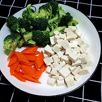 高蛋白轻食套餐：无油鸡胸肉汉堡+黑椒玉米粒+鲜蔬豆腐汤的做法图解10