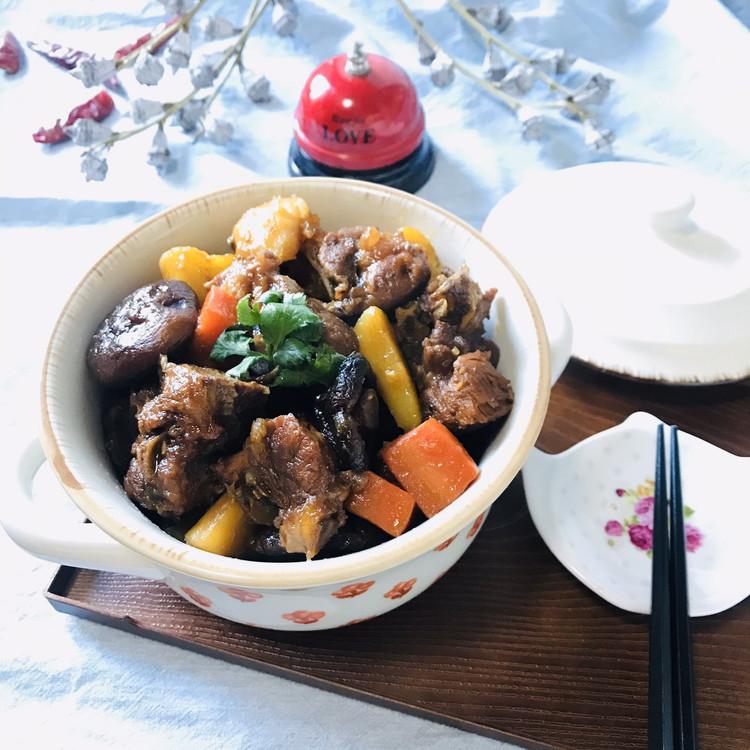 排骨炖（土豆+胡萝卜+香菇）的做法