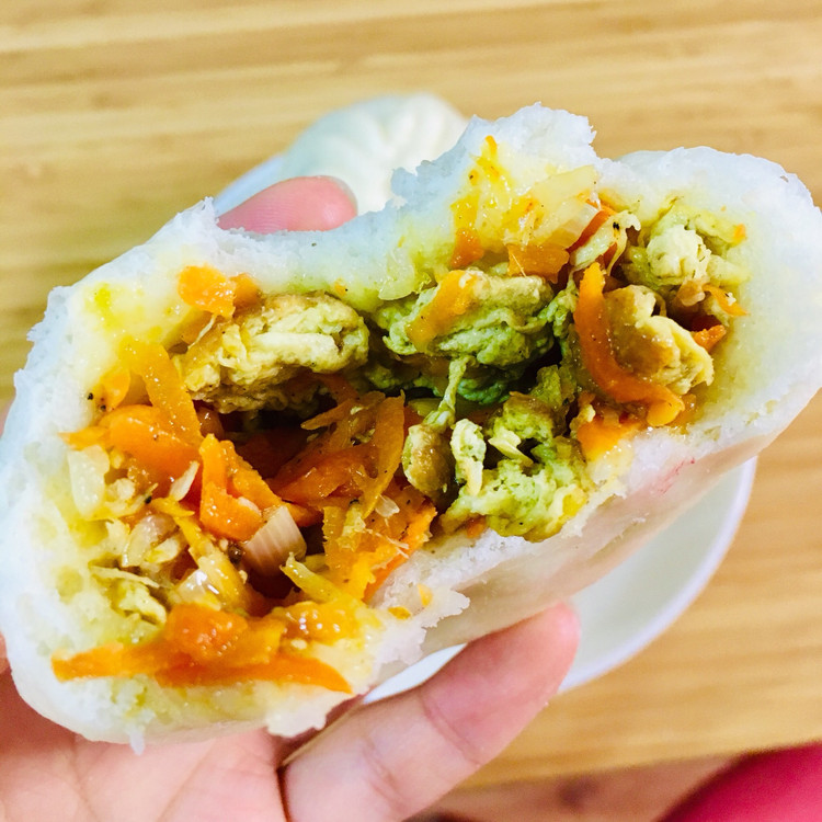 胡萝卜鸡蛋虾米包子的做法