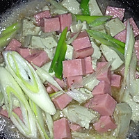 大葱火腿炒豆腐的做法图解3