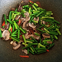 干肠炒蒜苔口蘑的做法图解3