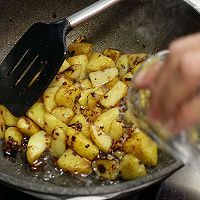 #一勺葱伴侣，成就招牌美味#酱焖双椒土豆的做法图解14