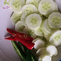 木耳黄瓜炒肉片的做法图解3