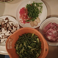 香菇蒜苔炒肉的做法图解2