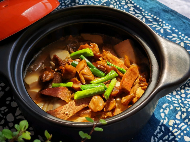 咸肉菌菇炖豆腐的做法