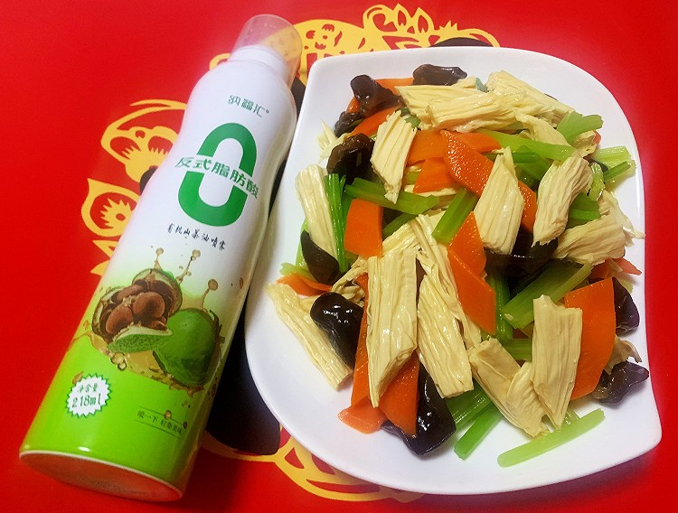 芹菜胡萝卜木耳凉拌腐竹的做法