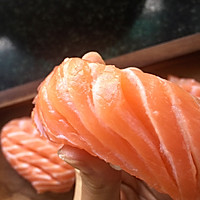 手握三文鱼寿司（手把手教你如何切出米其林大师手法的刺身）的做法图解5