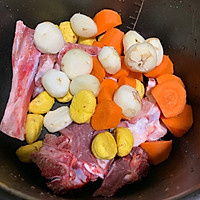 家常美味炖汤马蹄板栗筒骨煲的做法图解1