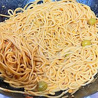 #西班牙橄榄中式创意菜#西班牙橄榄炒意大利面的做法图解5