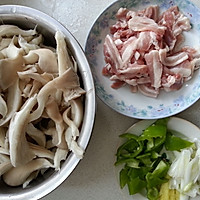 平菇炒肉片的做法图解1