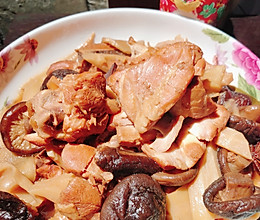 雷笋小鸡炖蘑菇的做法