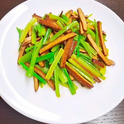 芹菜（西芹）炒香干