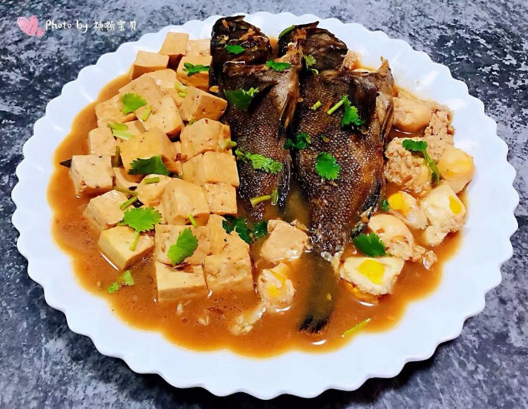 #太太乐鲜鸡汁芝麻香油鹌鹑蛋豆腐炖黑鱼的做法