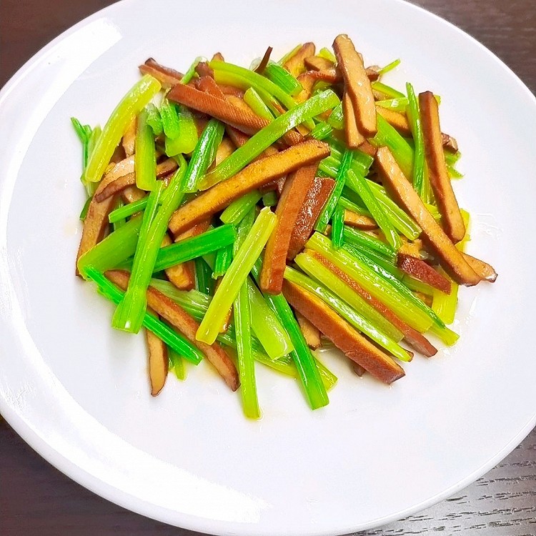 芹菜（西芹）炒香干的做法