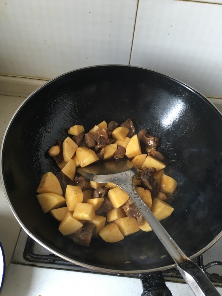 土豆炖牛肉的做法图解3