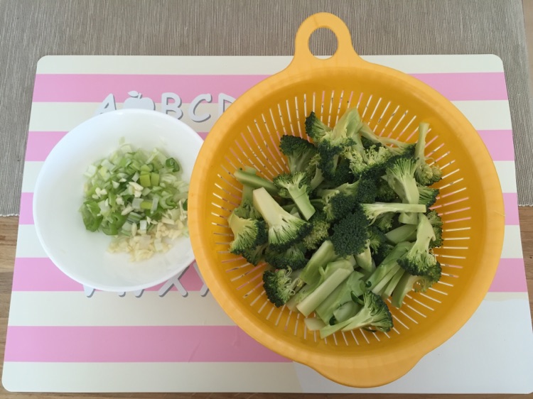 小零初必杀技之西兰花炒虾仁的做法图解2
