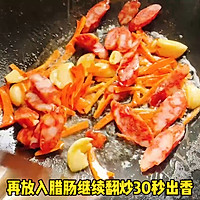#感恩节烹饪挑战赛# 腊肠炒包菜的做法图解3