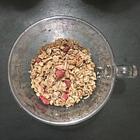 【Overnight Oatmeal】巧克力碎香蕉燕麦的做法图解2