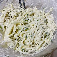 早餐吃什么？来试试五分钟就能做成的土豆丝饼吧。的做法图解9