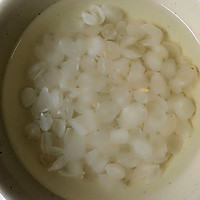 桃胶皂角米炖银耳美颜糖水的做法图解1
