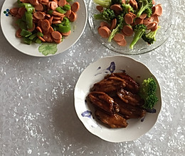 家庭简餐 可乐鸡翅&西兰花香肠片的做法