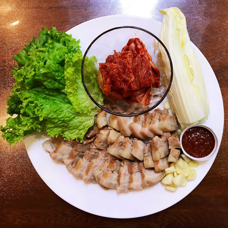 人人都爱的韩式五花肉料理：韩式营养菜包肉的做法