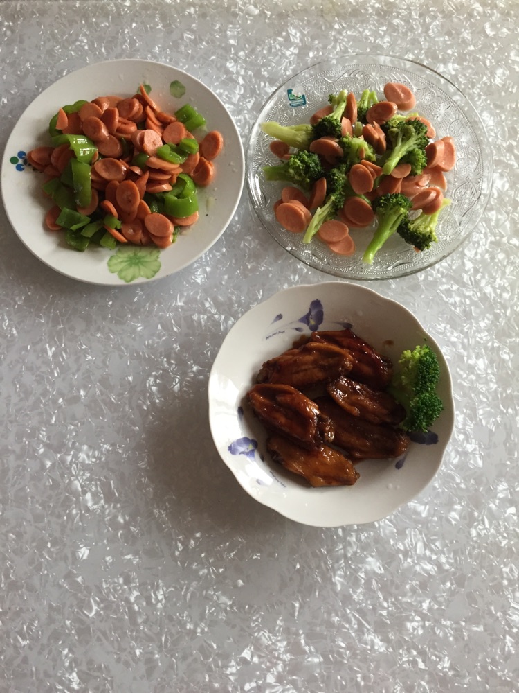 家庭简餐 可乐鸡翅&西兰花香肠片