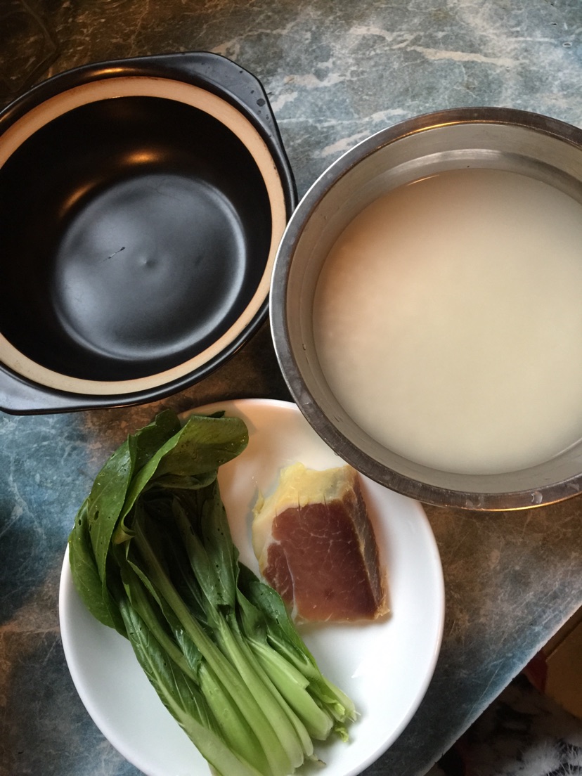 腊肉煲仔饭的做法图解1